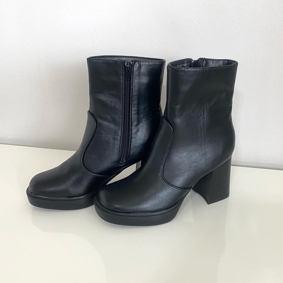 NWOB Rouge Helium Black Ankle Boots - Picture 3 of 10
